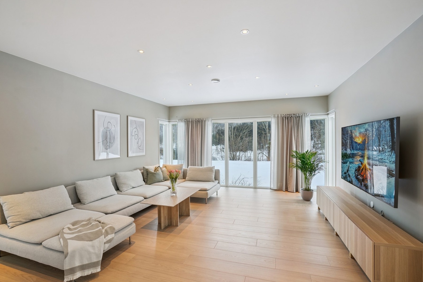 Stuen har god størrelse med plass til møblering av en romslig sittegruppe. Galleribilde