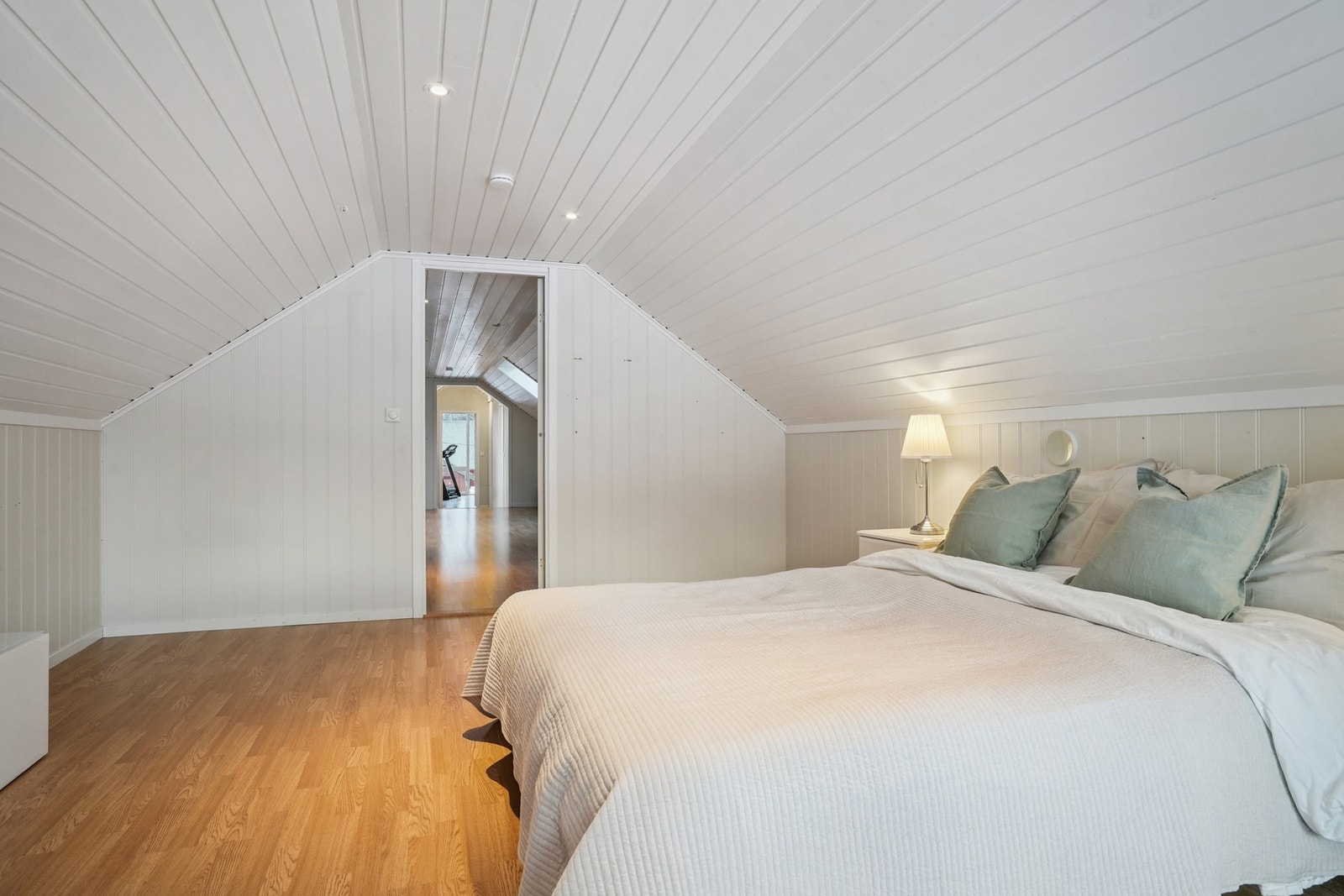 Det er montert radiator på rommet for god oppbevaring. Ledspotter i himling. Galleribilde