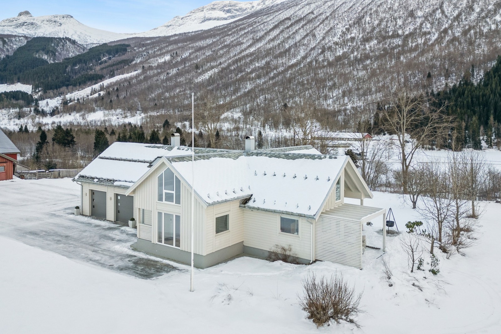 I 2022 ble det malt bordkledning utvendig og montert åpningsvindu på bad i 1.etasje. Galleribilde