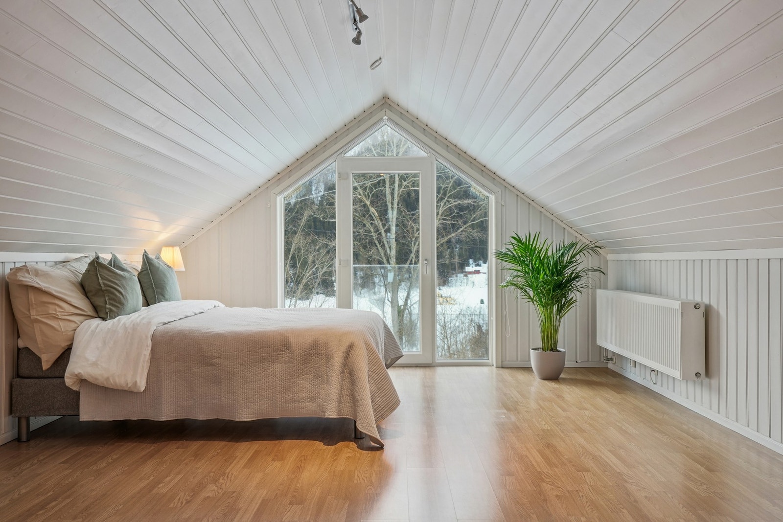 Hovedsoverom mot sør med plass til dobbeltseng og tilhørende nattbord. Fransk balkong. Radiator for oppvarming. Galleribilde