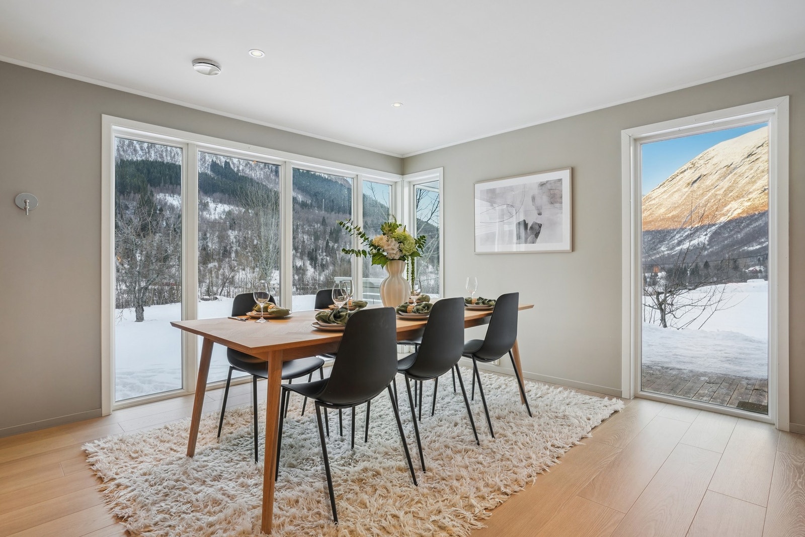 Store vindusflater slipper inn godt med naturlig lys. Galleribilde