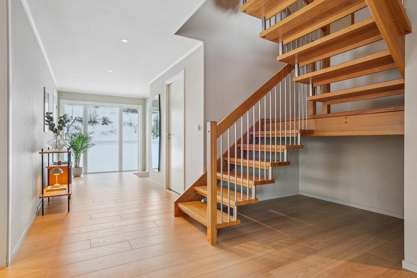 Fra gangen er det tilkomst til en walk-in garderobe og bod med god lagringsplass. Trapp opp til 2.etasje. Galleribilde