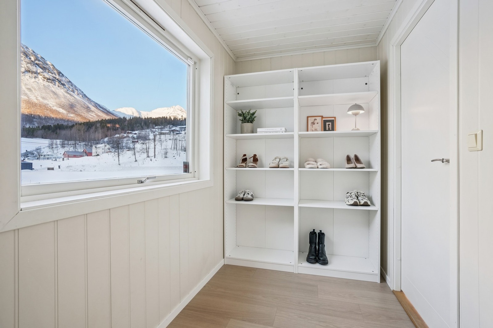 Her er god plass til oppbevaring av yttertøy og sko. Galleribilde