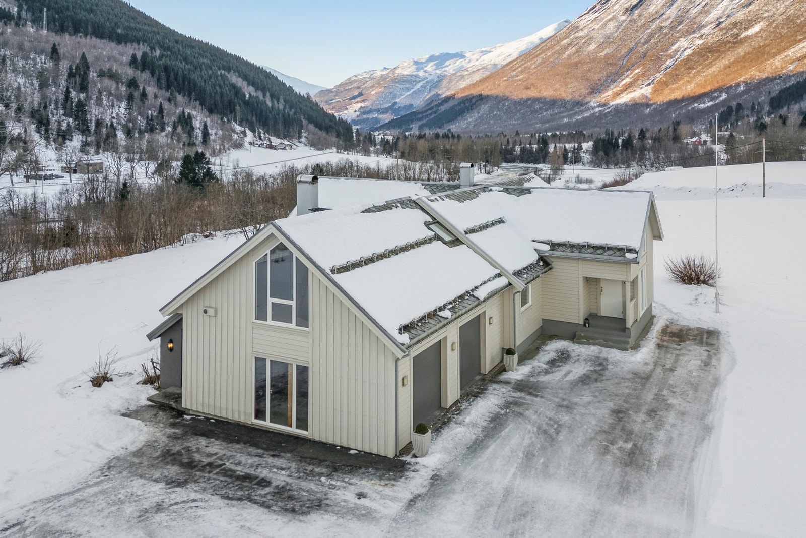 Det er opplyst av eier at skifertak ble lagt om i forbindelse med renovering av boligen i 2007. Galleribilde