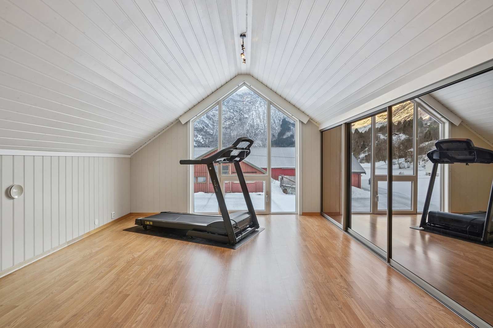 Soverom nr 4 med vindu vendt mot øst. Skyvedørsgarderobe med speilfronter for god oppbevaring. Laminatgulv og på veggene og i innvendig himling er det panel. Galleribilde