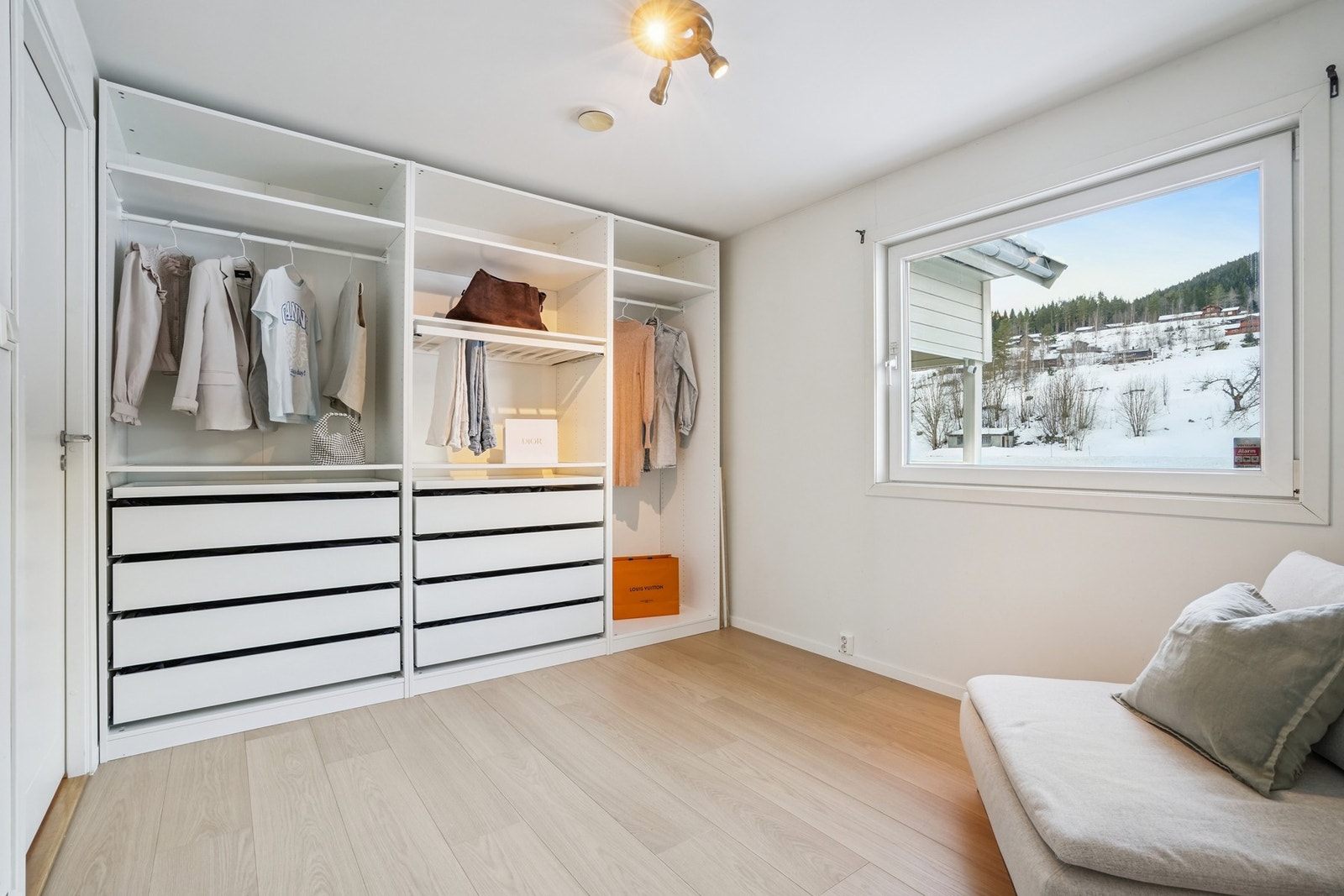 Soverommet i 1. etasje har fin størrelse med plass til dobbeltseng og nattbord. Galleribilde