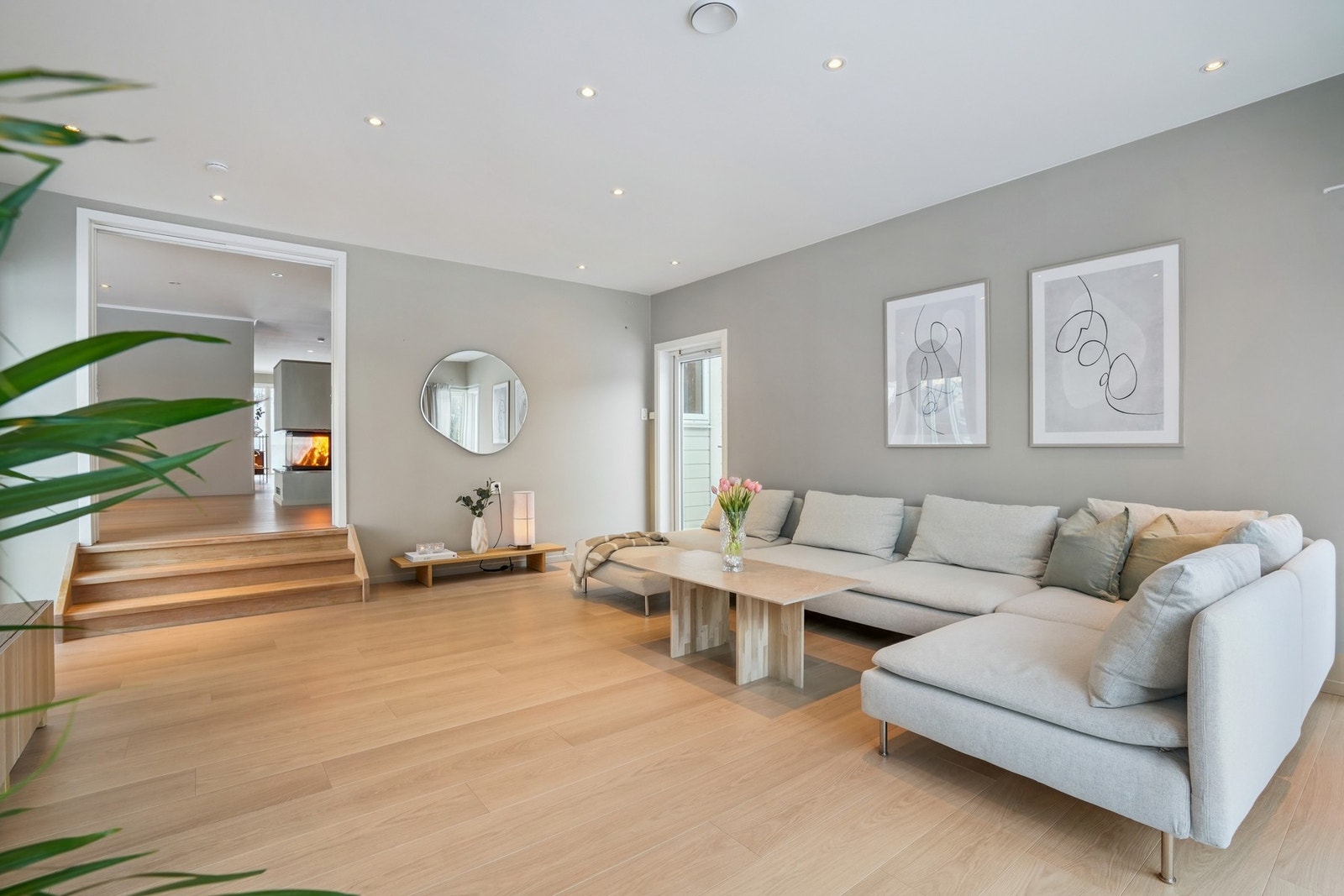 Stuen har laminat på gulvet, og på veggene er det malte plater. Slett himling med ledspotter. Galleribilde