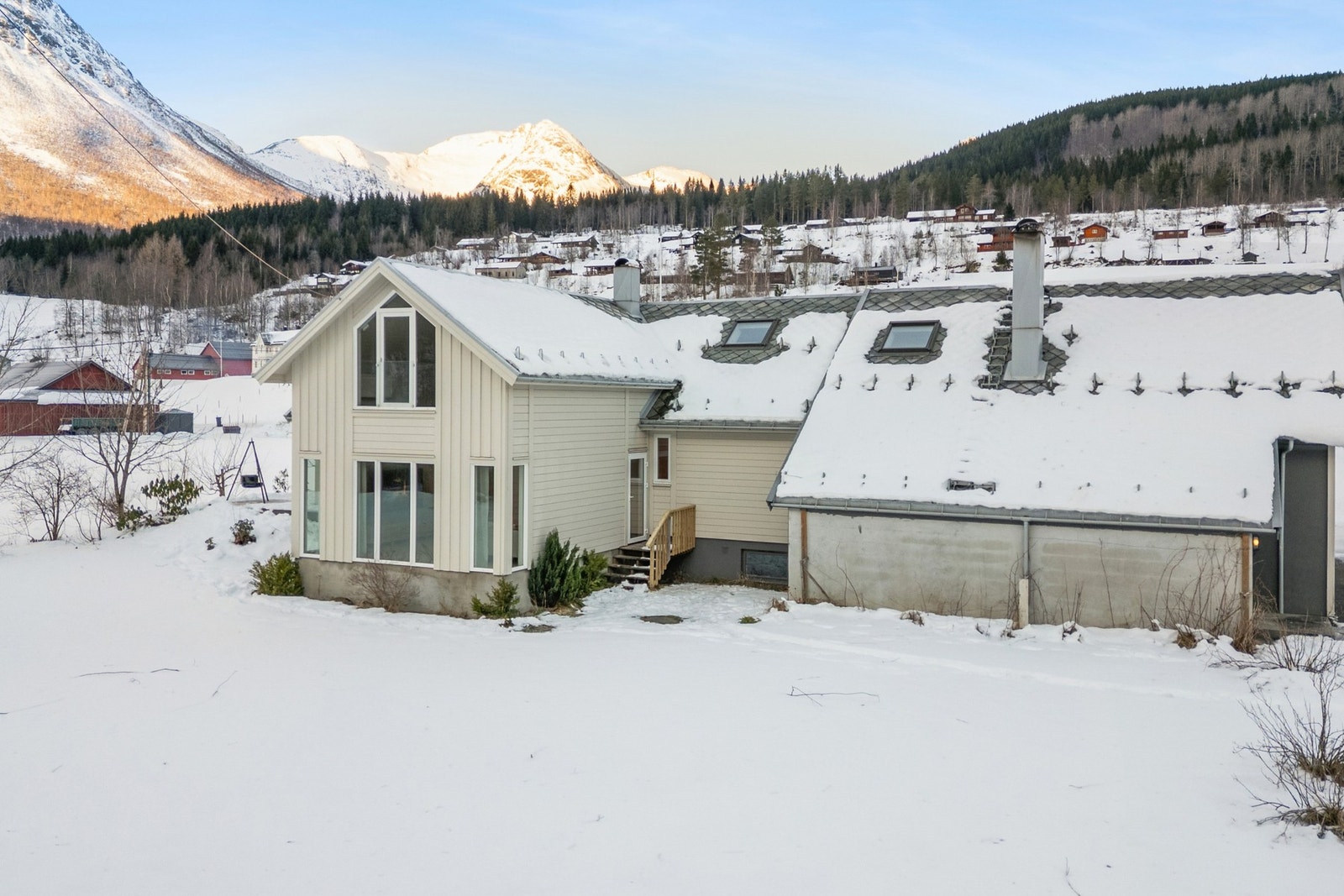 Fasade og hage mot sør. Gode solforhold gjennom dagen. Bygd rekkverk på trappen i 2026 ved utgangen fra TV-stuen. Galleribilde