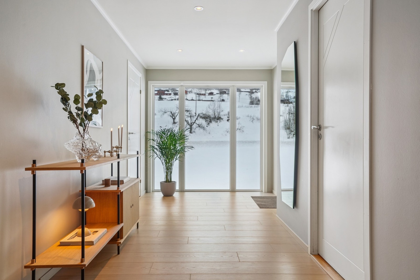 Gangen har fin størrelse med plass til oppbevaring av yttertøy og sko. Galleribilde