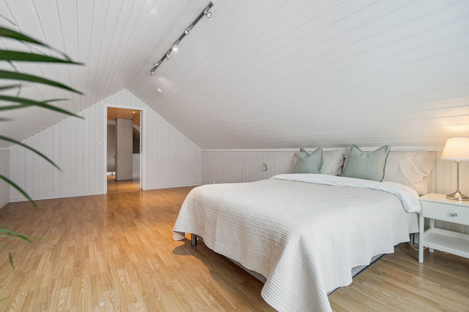 Laminat på gulvet, og på veggene og i innvendig tak er det malt panel. Spottskinne i himling. Galleribilde