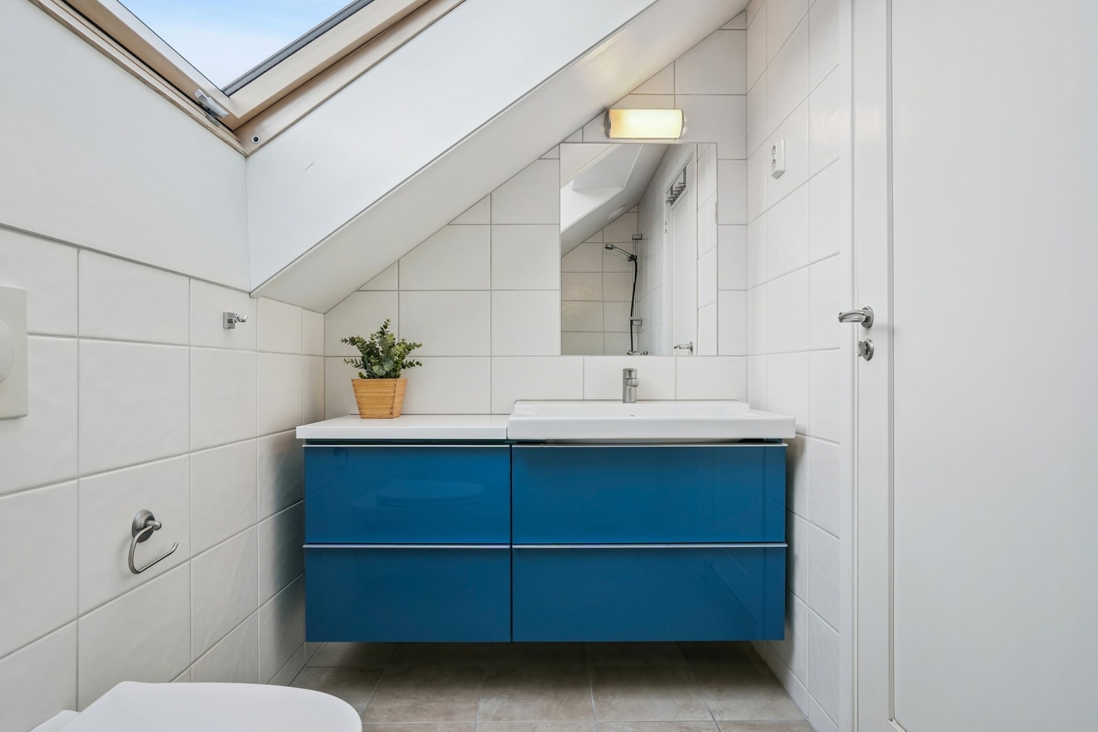 Badet er helfliset med vannbåren varme i gulvet. Innredning skuffefronter og servant over. Speil med belysning over. Takvindu vendt mot sør. Galleribilde