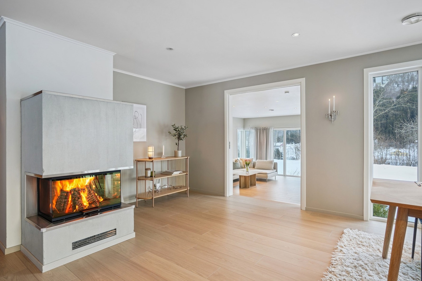 På spisestuen er det montert en dekorativ vedovn med innsyn fra tre sider. Galleribilde