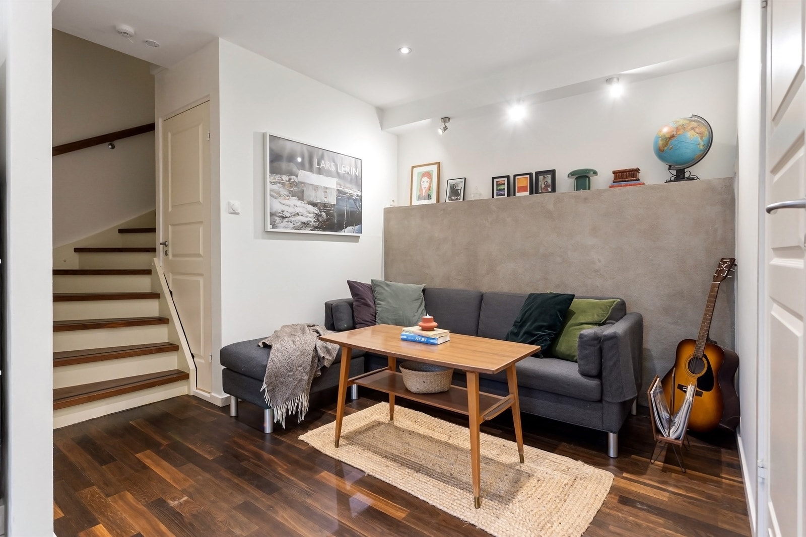 Underetasjen foruten badet er byggemeldt som "Disponibelt rom" og følgelig ikke godkjent for varig opphold. Galleribilde