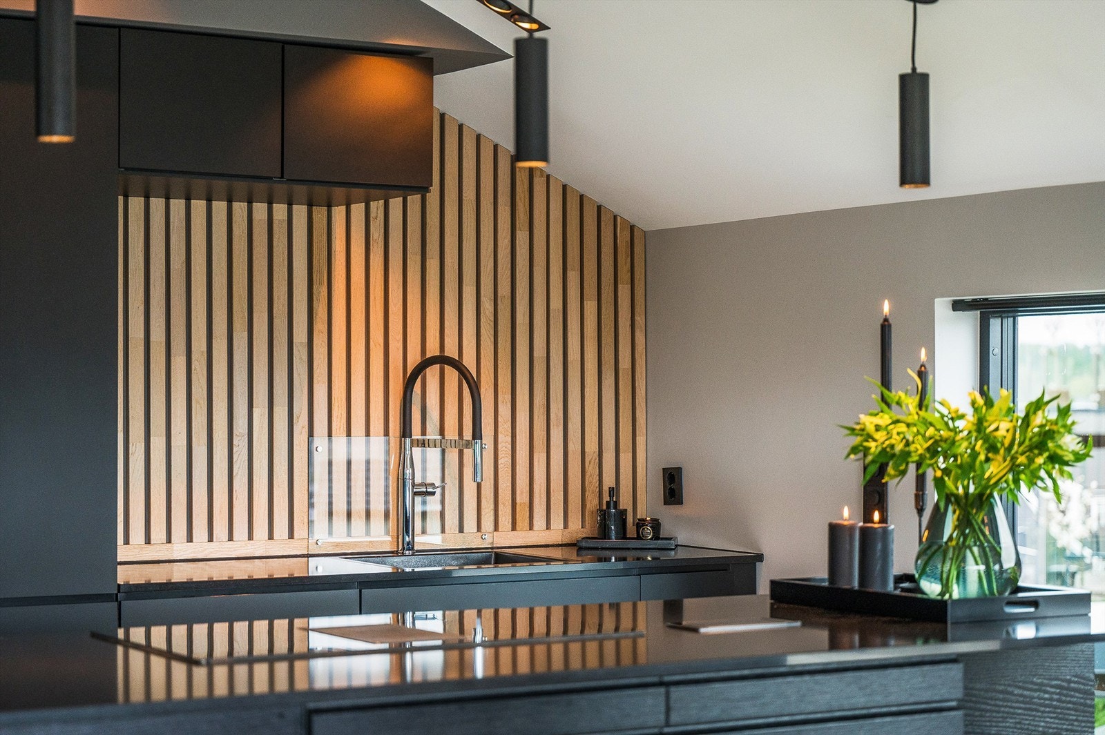 Lekkert kjøkken fra Kvik med kompositt benkeplate Galleribilde