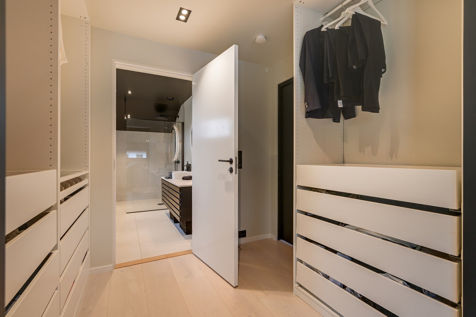 Walk-in med adkomst til bad Galleribilde