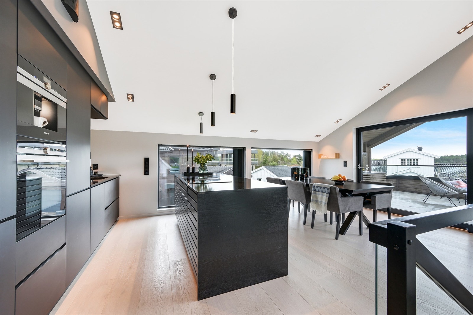 Lyst og fint med god takhøyde og store vindusflater Galleribilde