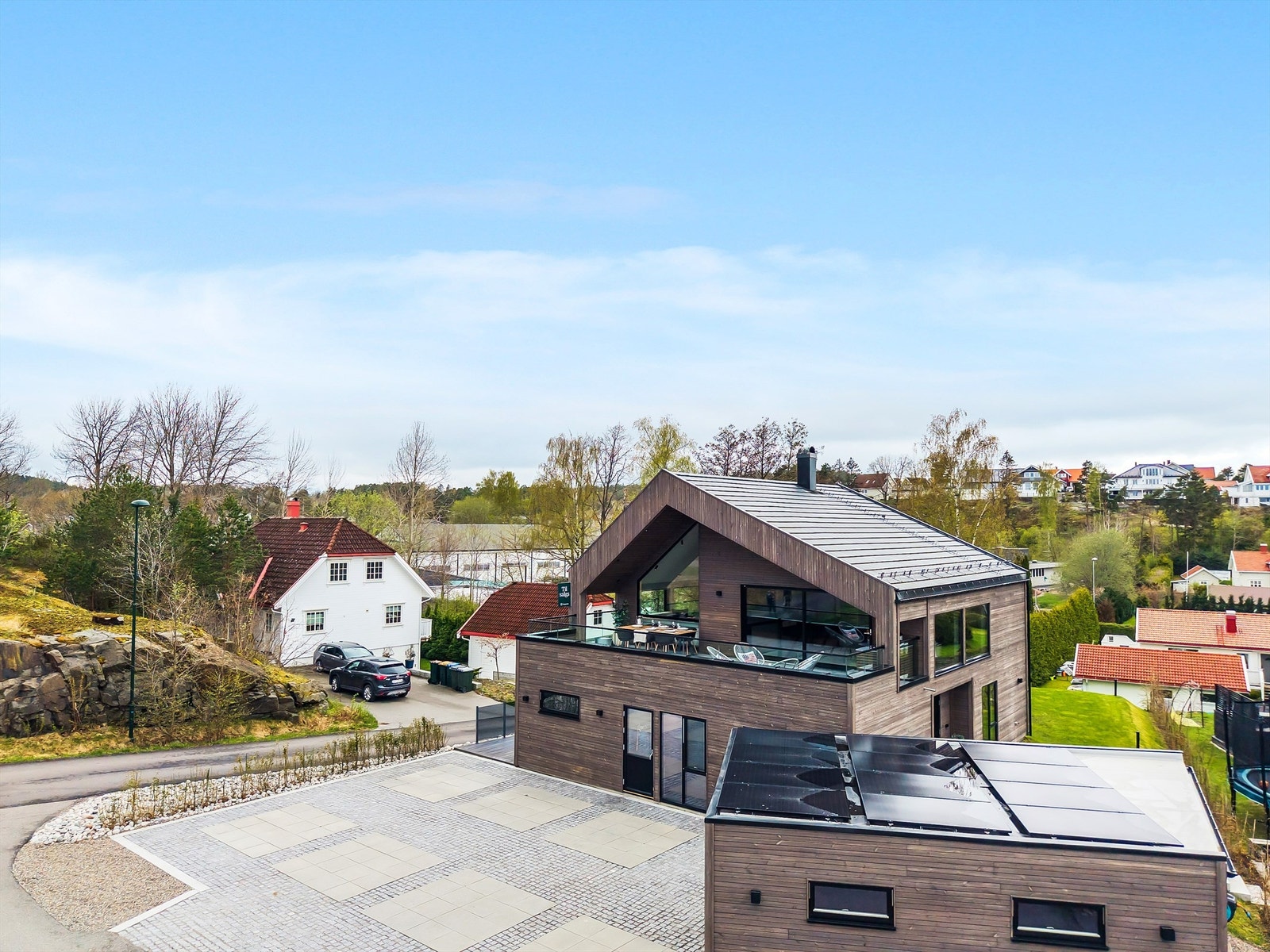 Muligheter for å bruke hele eiendommen selv eller leie ut hybeldel med gode leieinntekter Galleribilde