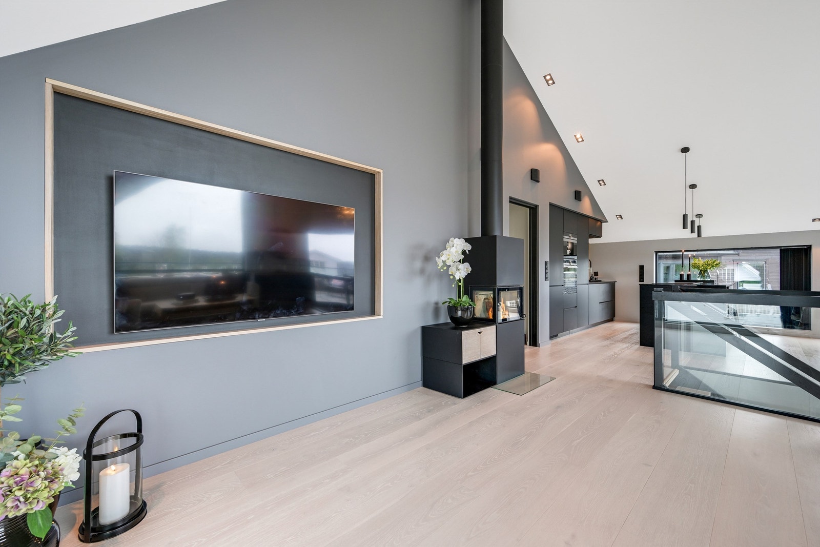 Hyggelig peis i stue/kjøkken Galleribilde