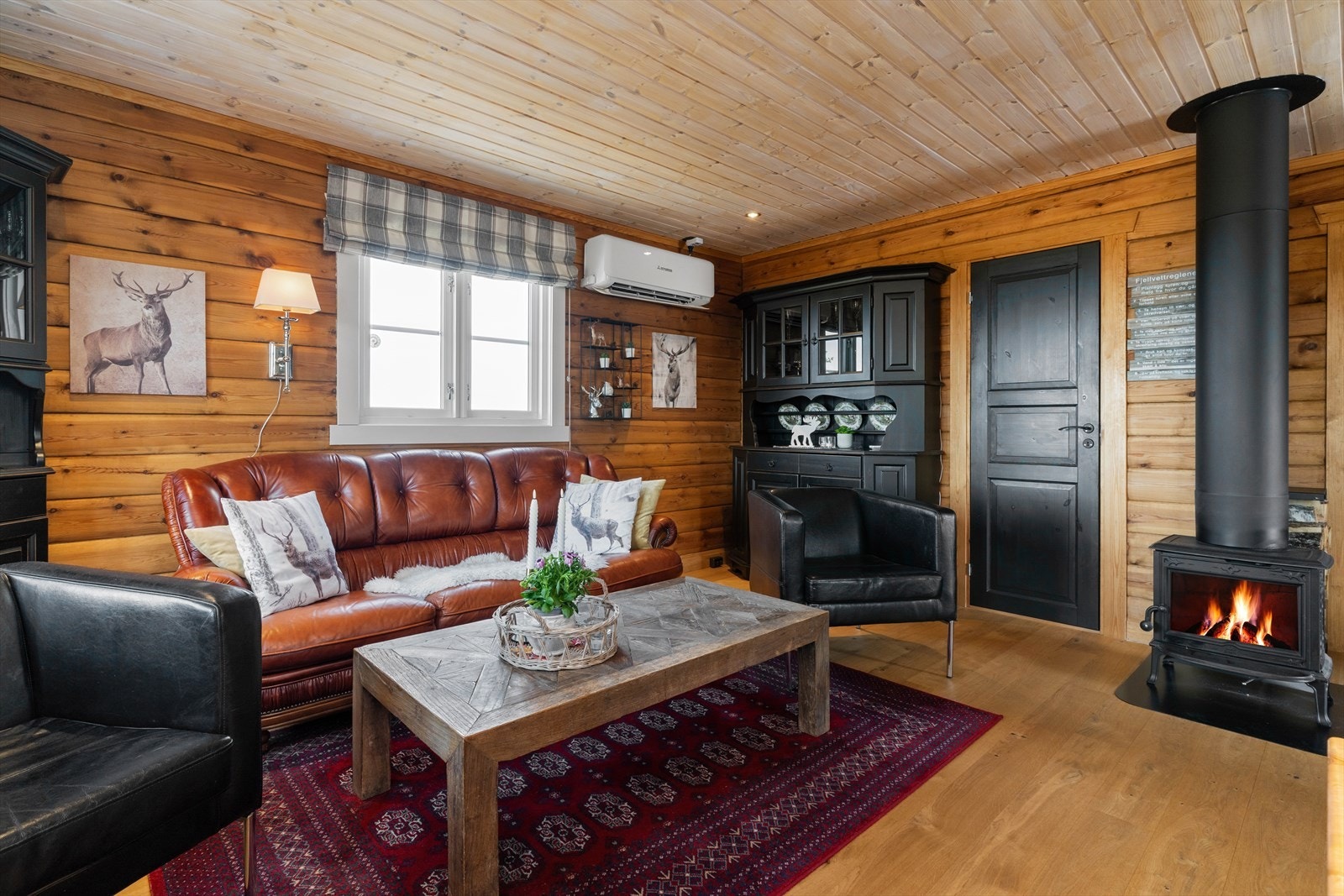 Stuen er påkostet med både varmepumpe og vedovn. Galleribilde