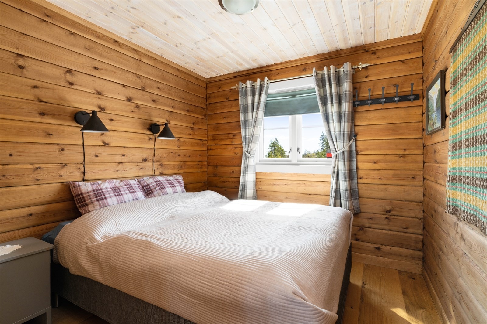 Hovedsoverommet er av god størrelse og vindu som gjør at du kan våkne til fin utsikt og deilig fjelluft. Galleribilde