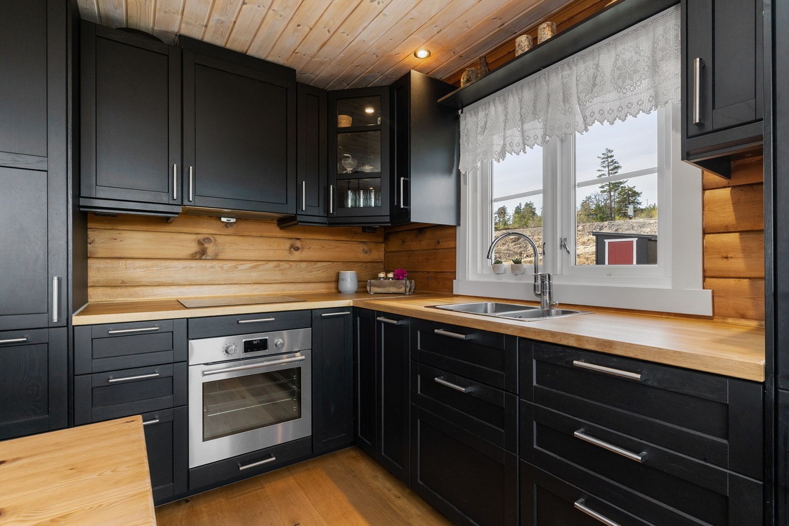 Integrert i innredningen finner du kjøl/fryseskap, oppvaskmaskin, induksjonstopp, stekeovn, vannstoppsystem og komfyrvakt. Galleribilde