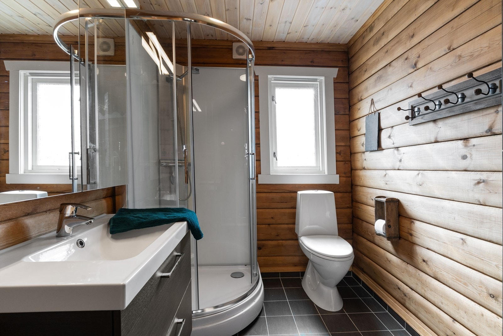 Videre utstyrt med dusjkabinett og toalett. Galleribilde