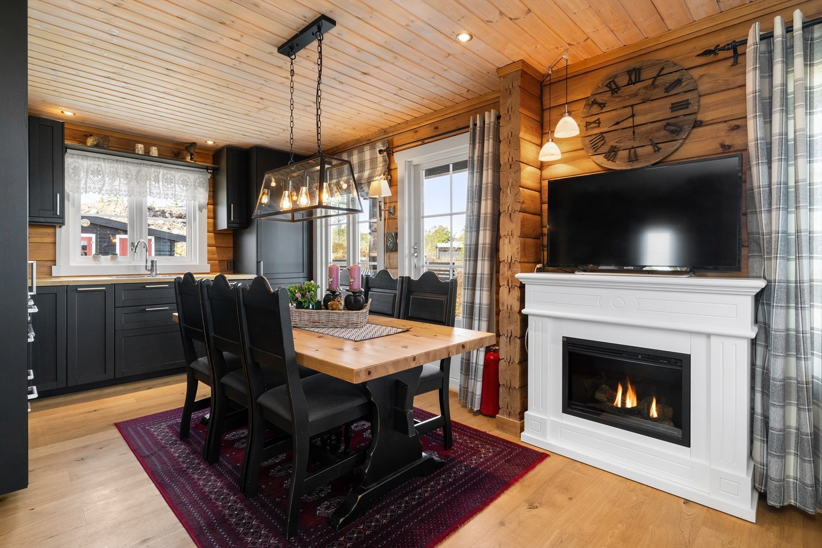 I spisestuen er det rom for et stort spisebord slik at du kan invitere flere gjester. Galleribilde