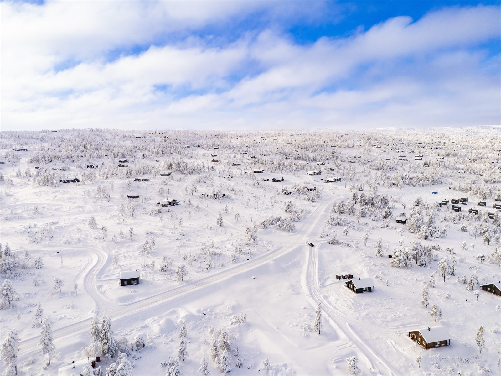 Hytta har en solrik tomt med god boltreplass rundt seg. Galleribilde