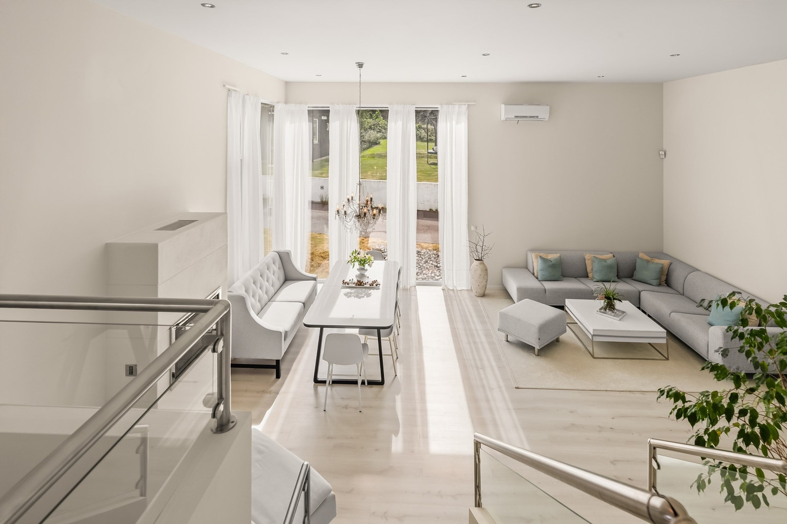 En stor vindusflate sørger for godt med lysinnslipp Galleribilde