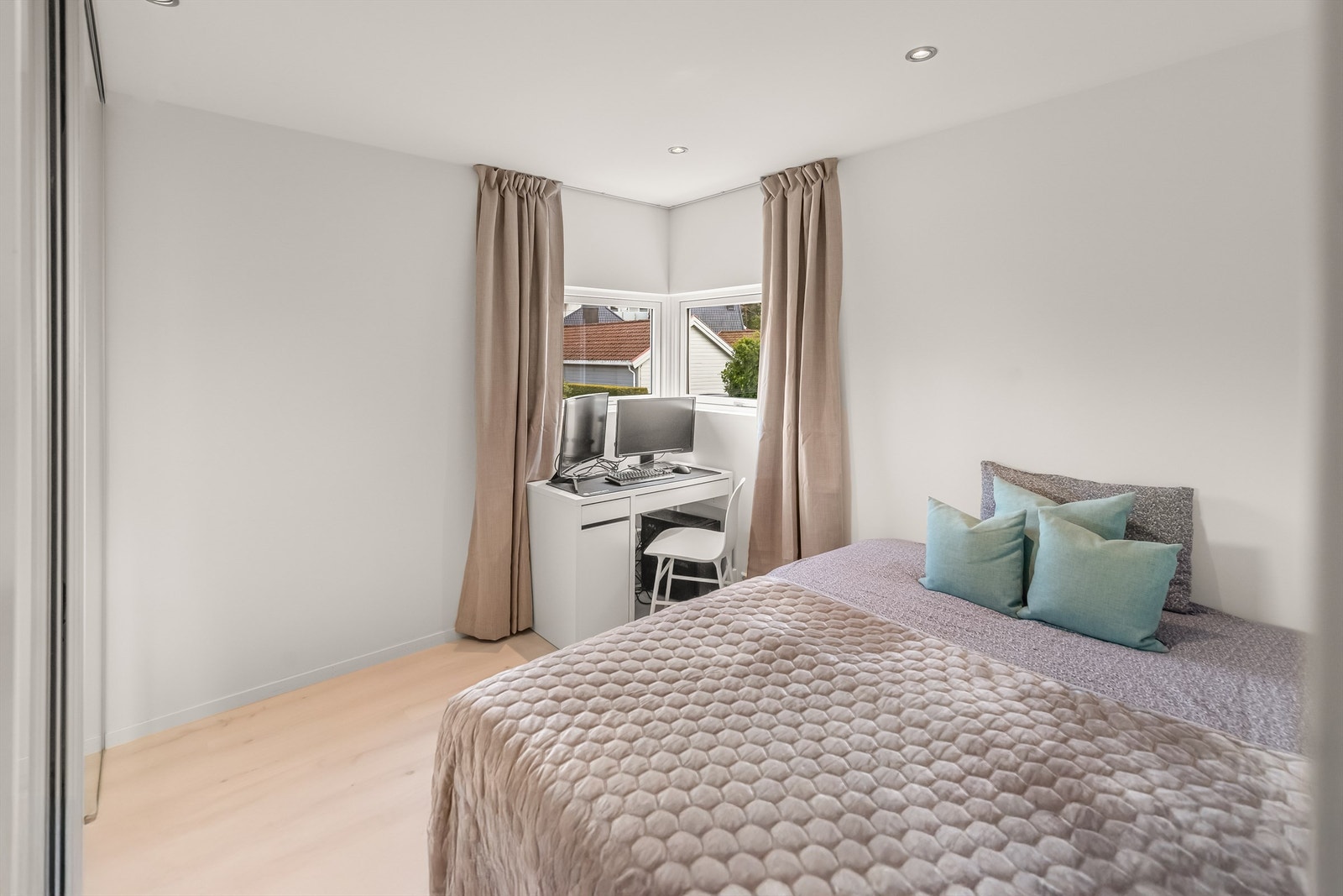 Boligen er innredet med 2 soverom i mellometasje Galleribilde