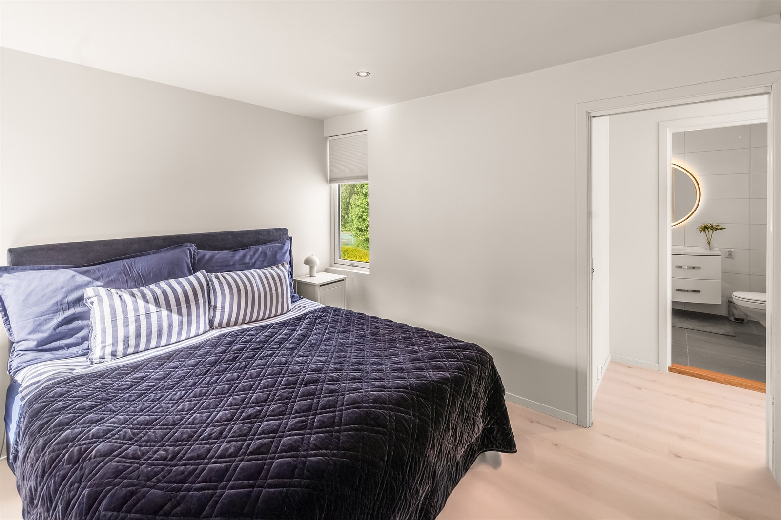 Praktisk med hovedsoverom like ved bad/wc Galleribilde