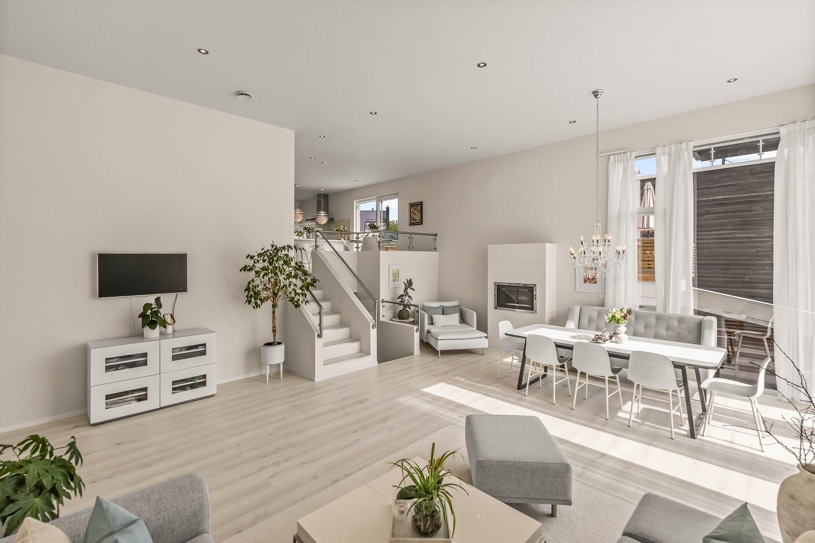 I hovedstuen er det særdeles god takhøyde Galleribilde