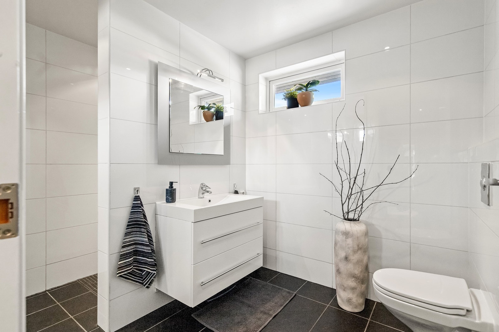 Flislagt bad/wc i mellometasje Galleribilde