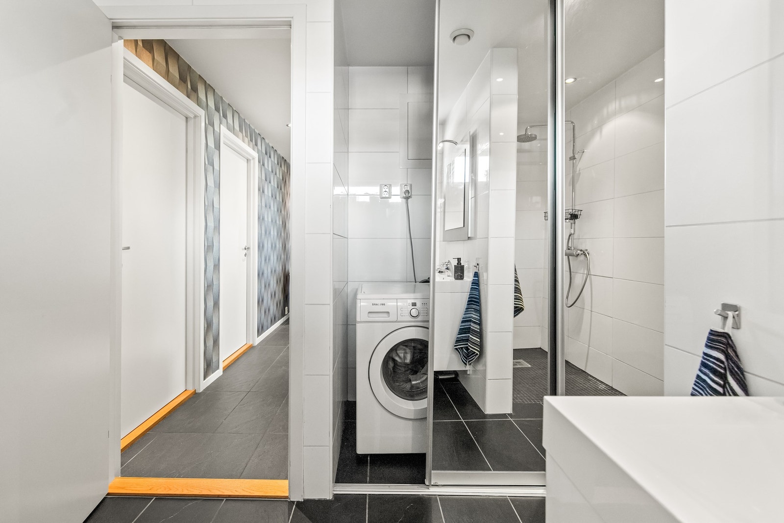 Både praktisk og brukervennlig med skjult opplegg til vaskemaskin og tørketrommel Galleribilde