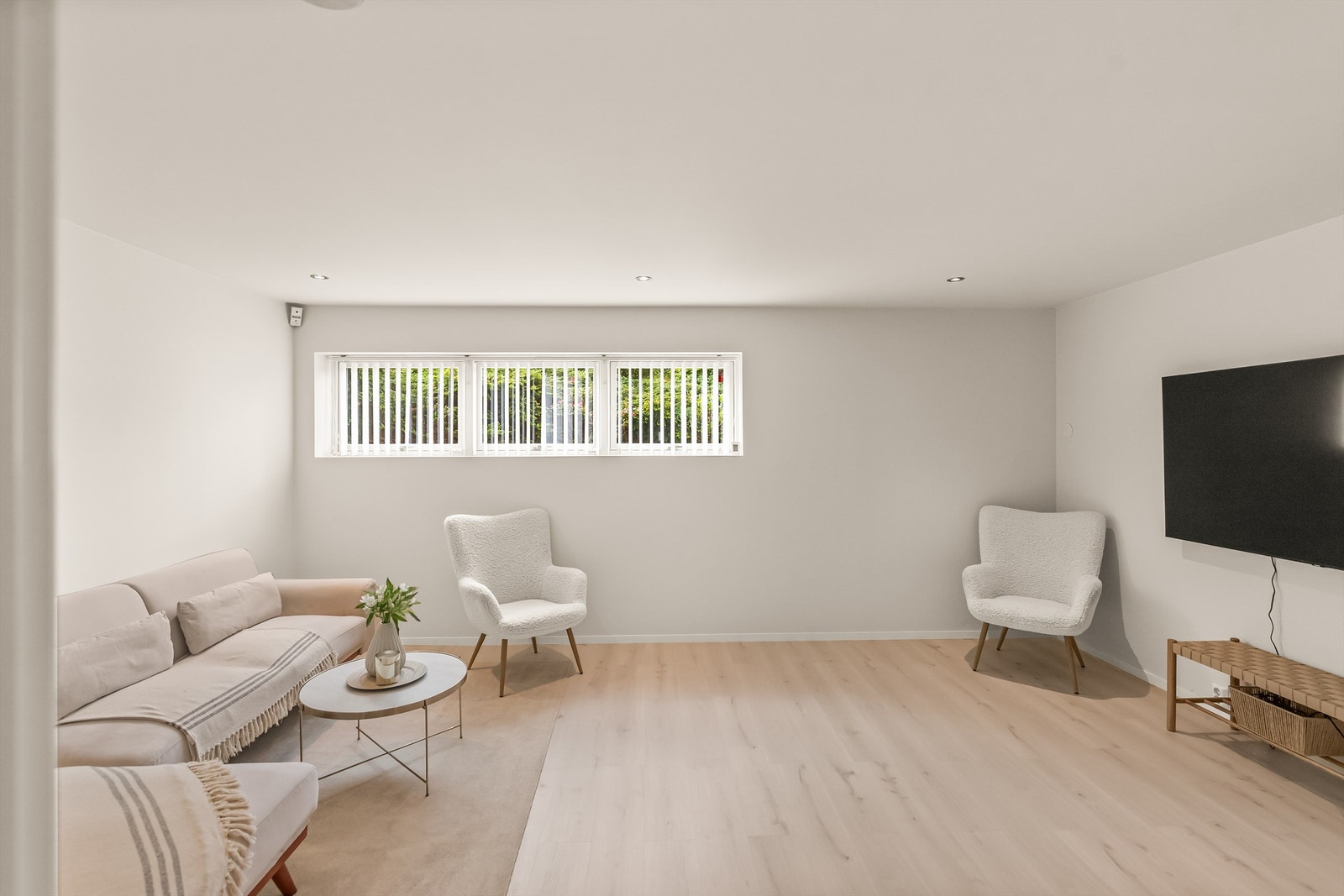 Romslig tv-stue på det nederste plan Galleribilde