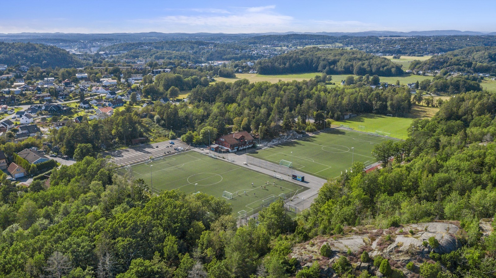 For den idrettsglade sjel finner en GØIF idrettsanlegg ( kun 5 minutter gange unna) med utallige fotballbaner som benyttes flittig av beboerne i området. På GØIF er det også barnehage og FFO (fotball og fritid) ordning for de minste barna Galleribilde