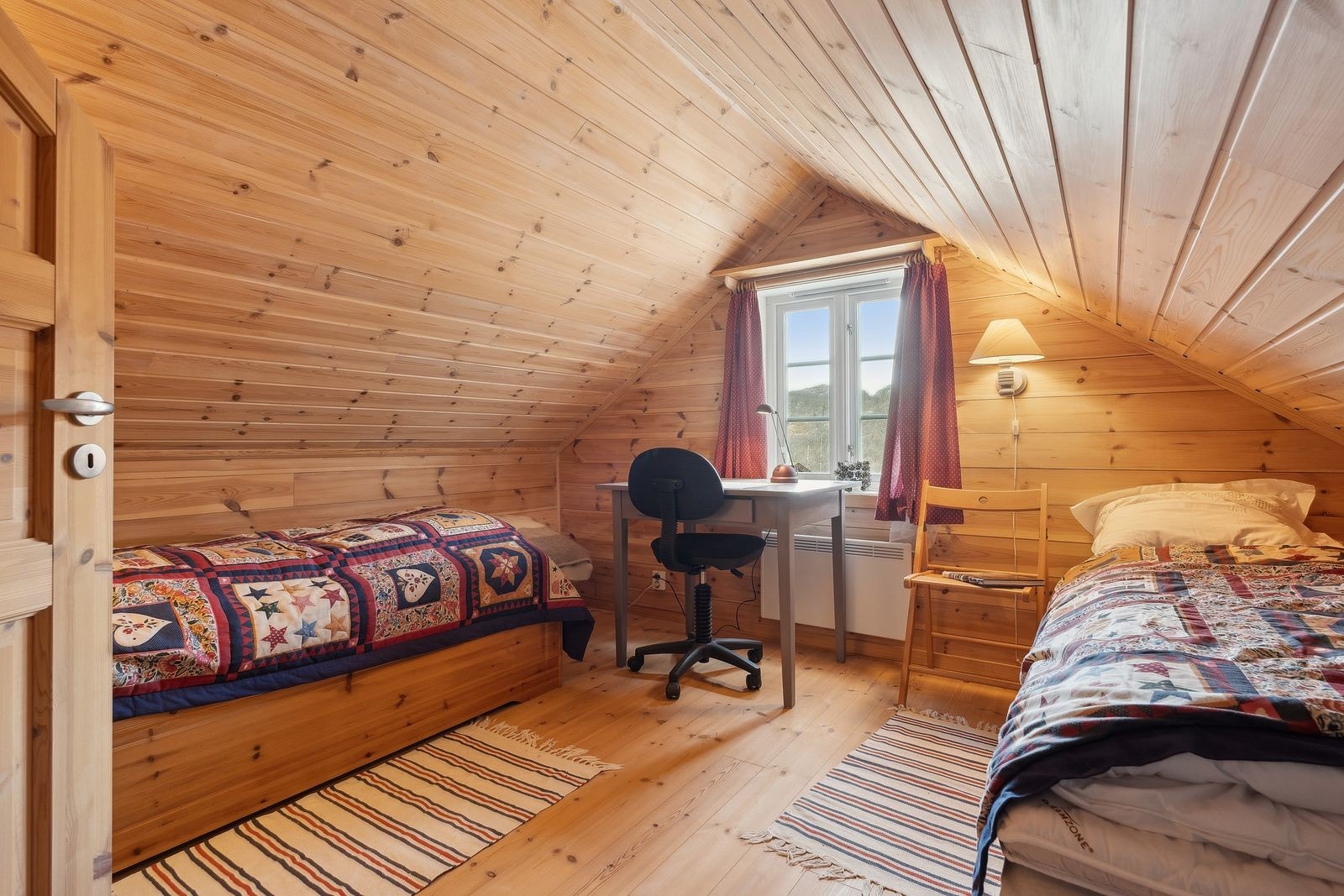 Soverom 2 er innredet med to enkle senger. Også her er det rømingsvei ut vinduet. Galleribilde