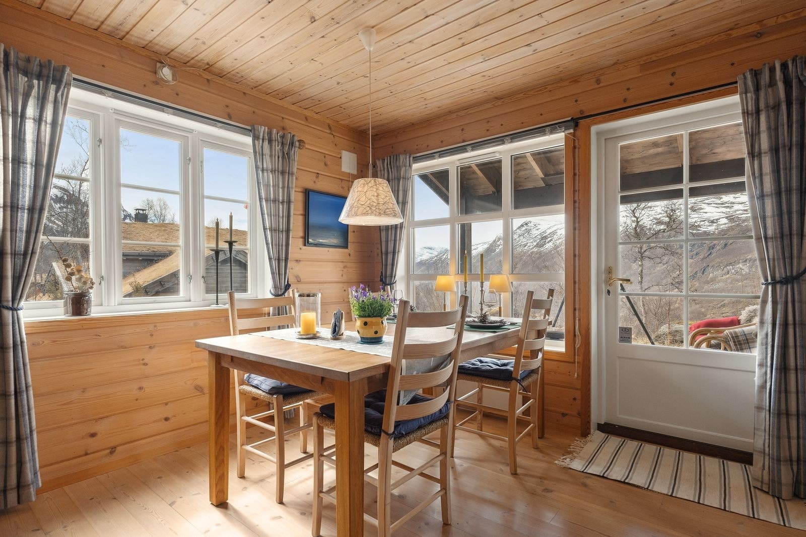 Med flott utsikt, solrike uteplasser og naturskjønne omgivelser som nærmeste nabo, er dette stedet du virkelig kan senke skuldrene og nyte fjellets ro. Galleribilde