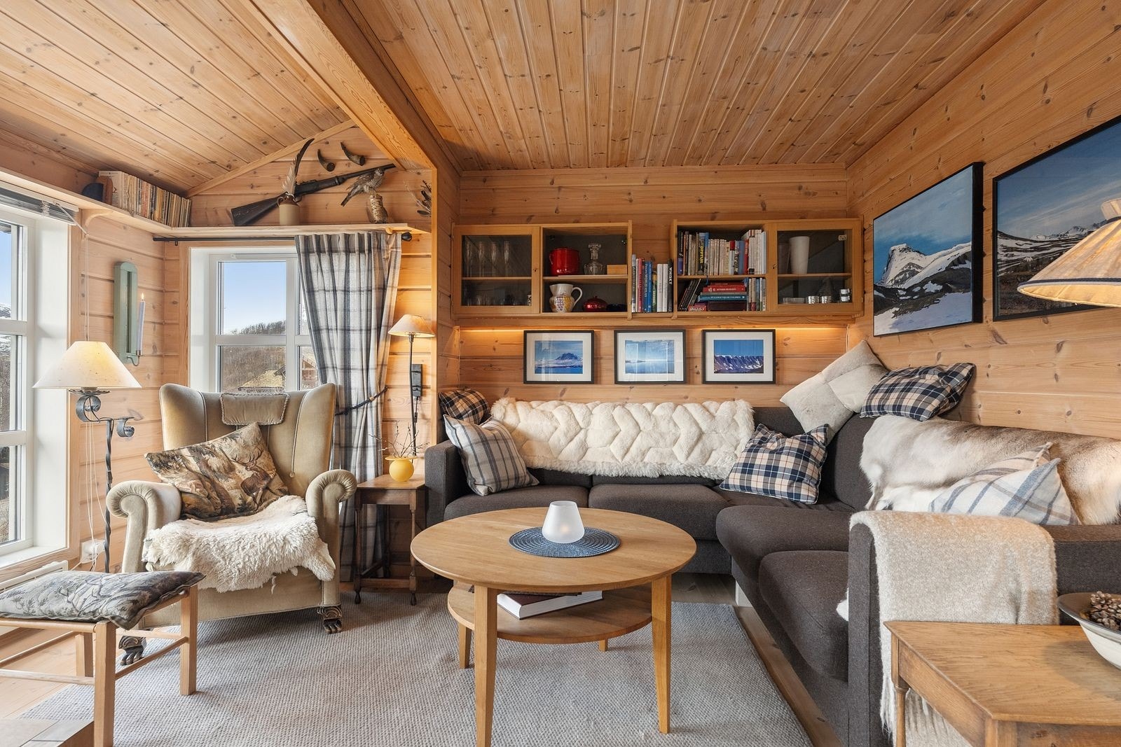 Sofagruppen rommer plass til hele familien. Galleribilde