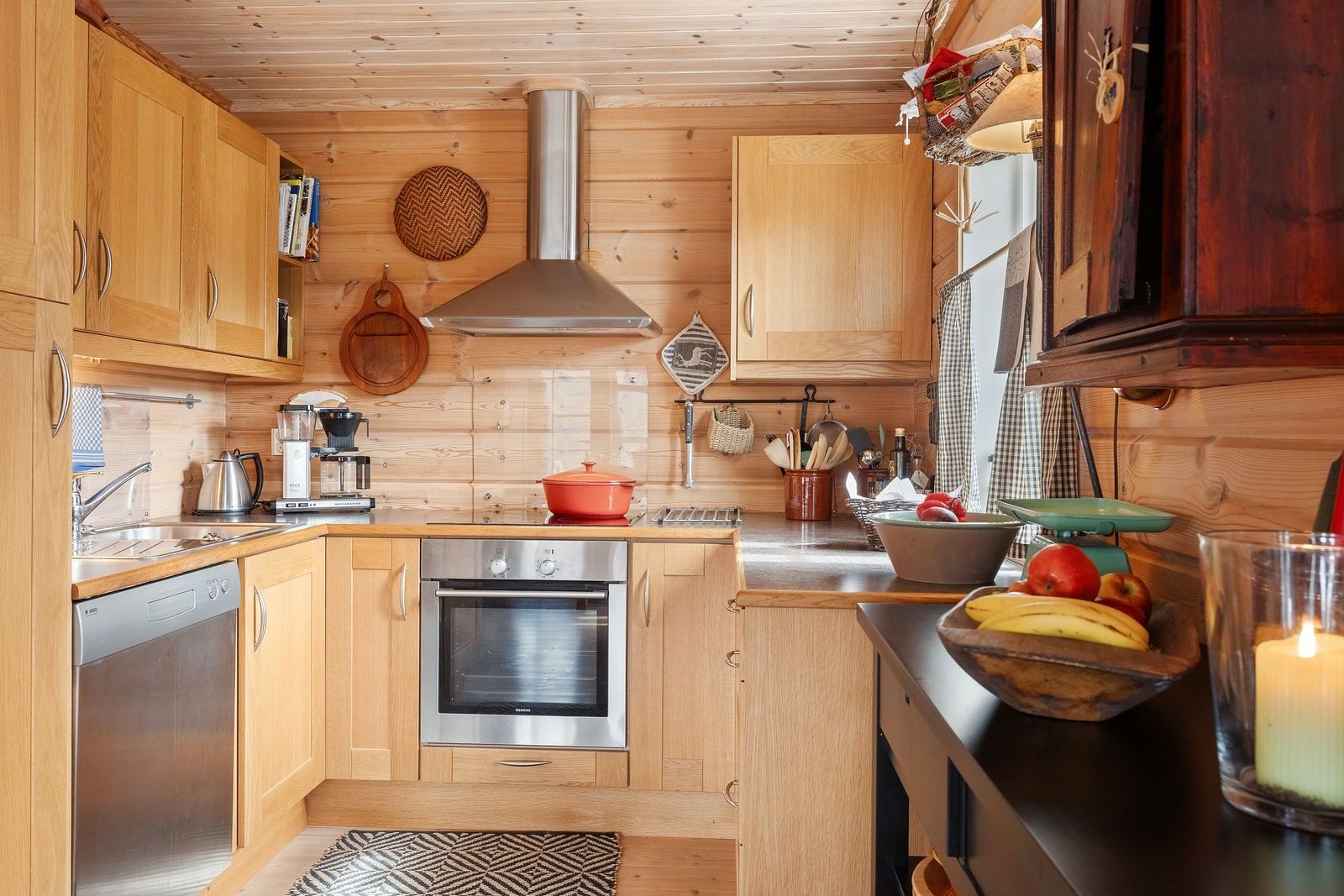 Kjøkkenet har fine farger og passer meget godt inn med de ellers lyse fargene i hytten. Galleribilde