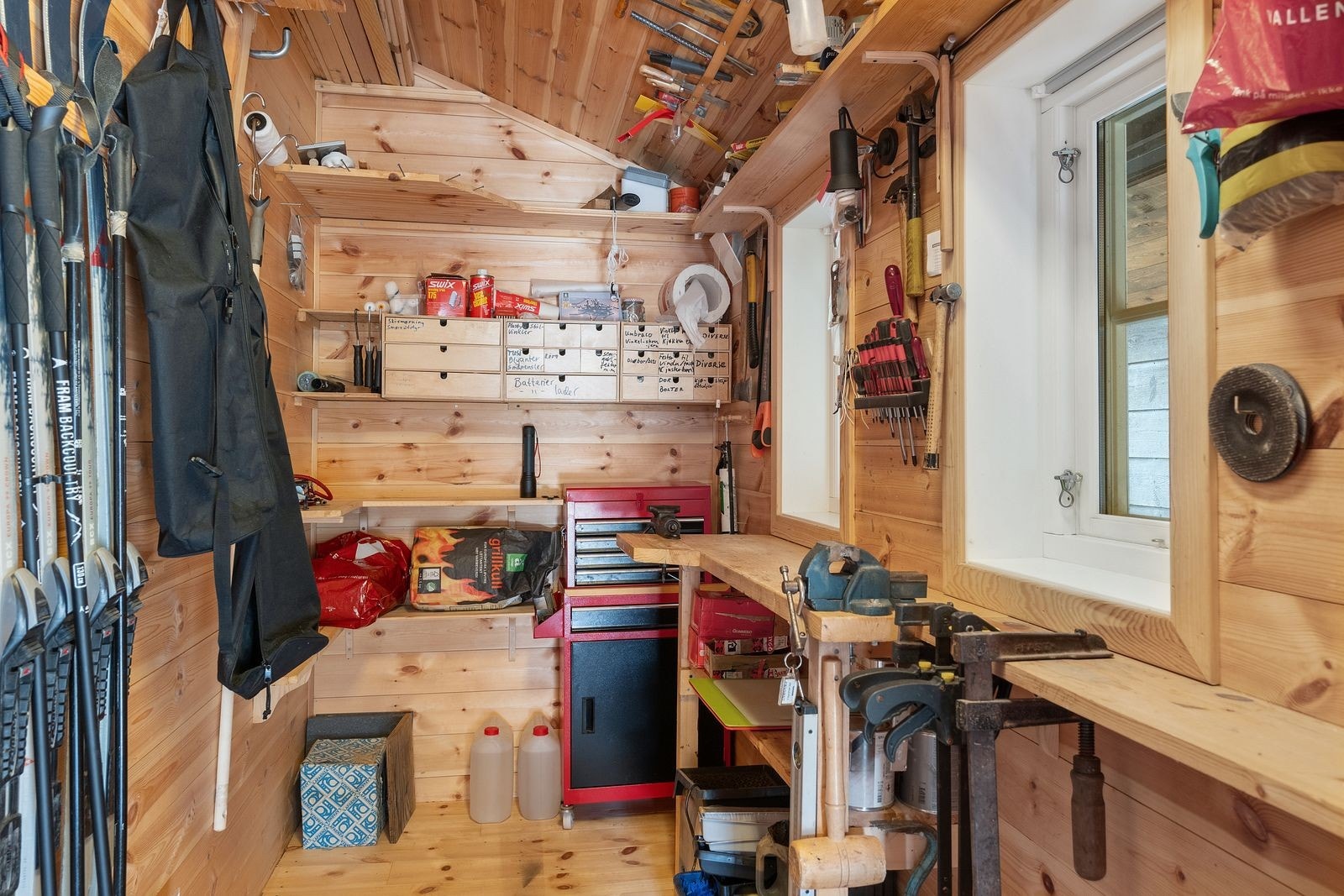 Praktisk sportsbod. Her kan en henge fra seg ski eller snekre en benk. Galleribilde