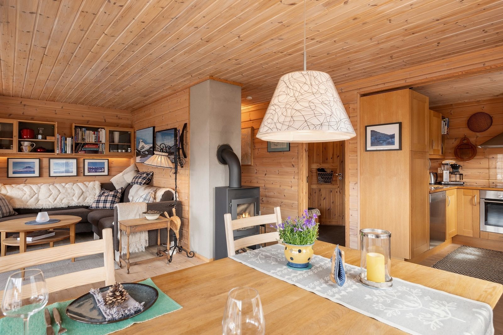 Her får du en sjarmerende og innbydende hytte hvor alt ligger til rette for uforglemmelige øyeblikk med familie og venner - året rundt. Galleribilde