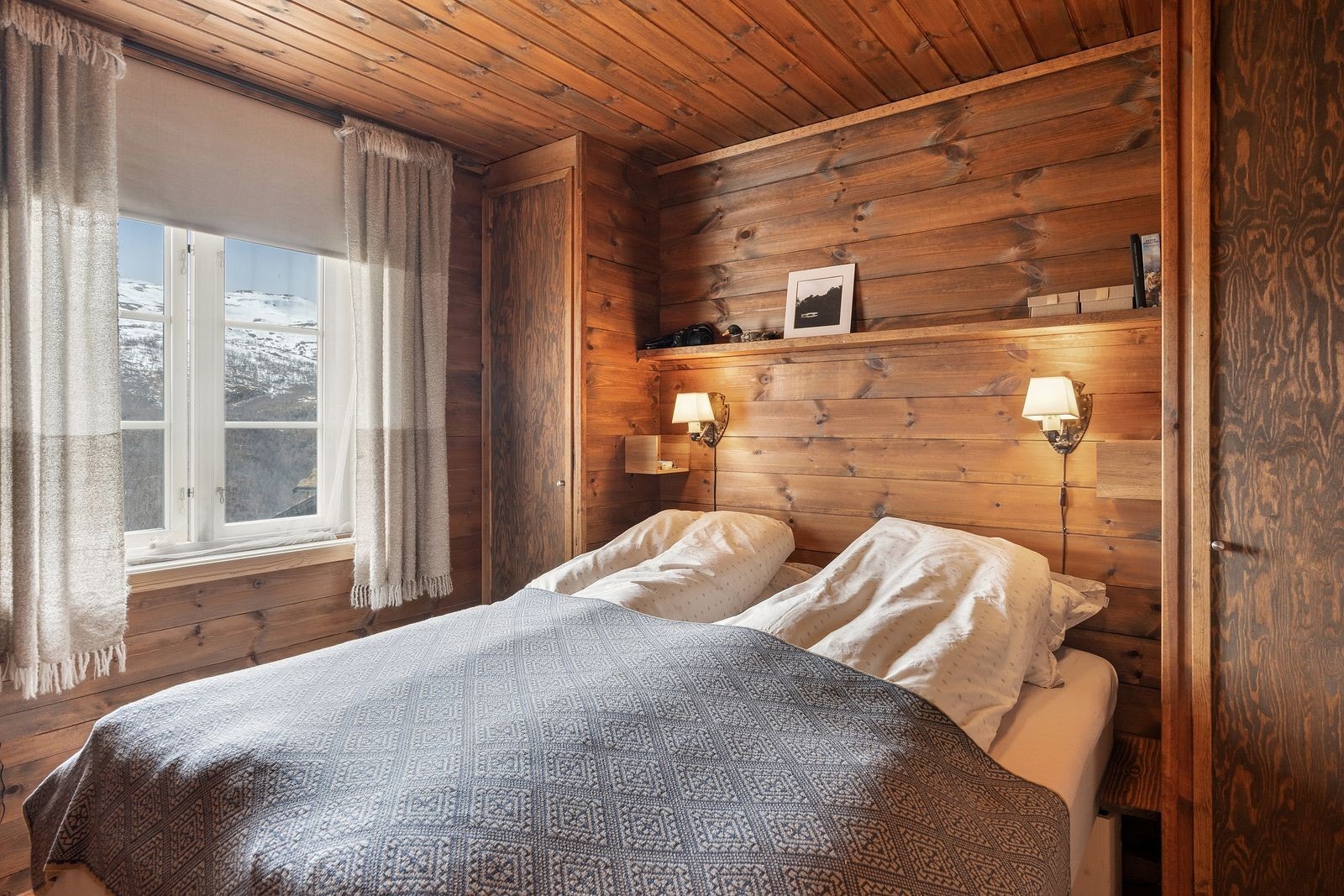 Hovedsoverommet på hytten. Her er det godt med skapplass. Galleribilde