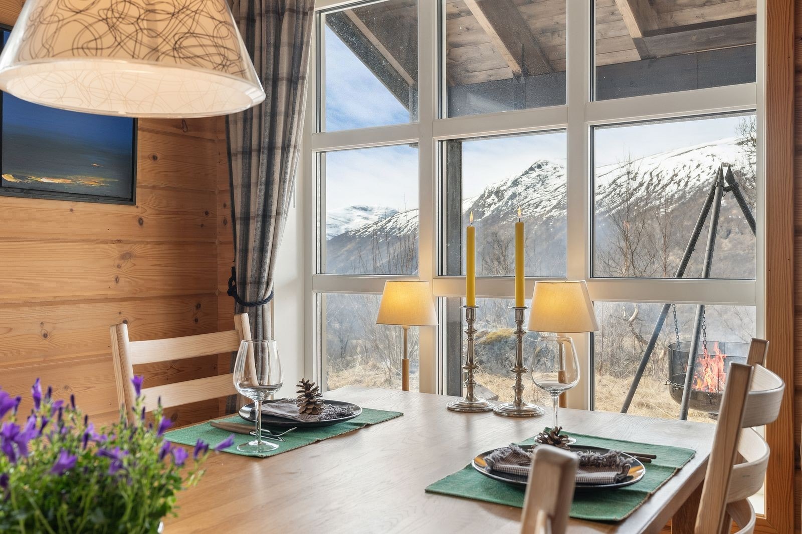 Hytten har store vinduer som rammer inn den flotte naturen som er utenfor. Galleribilde