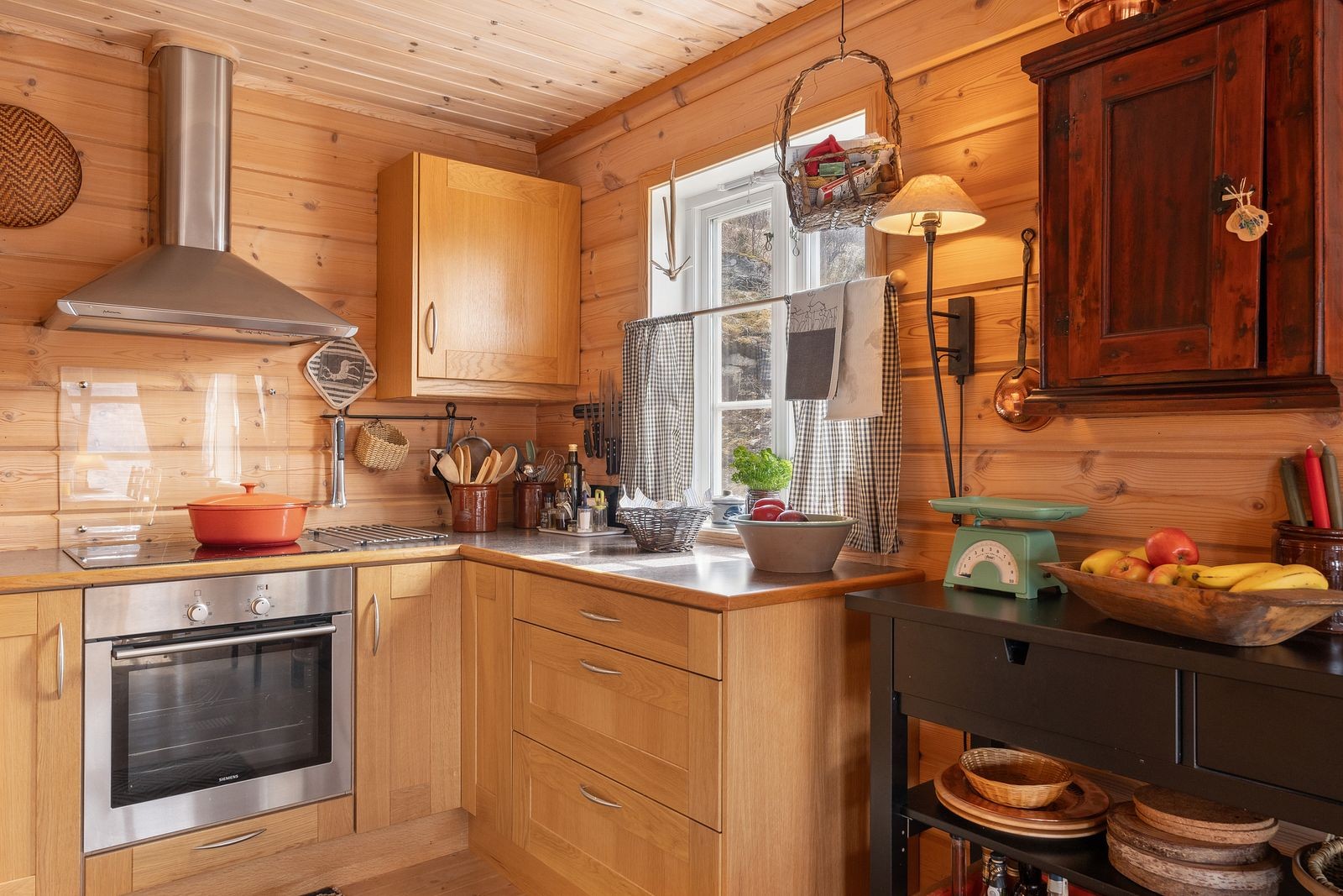 Her er et romslig kjøkken med mye oppbevaringsplass og god benkeplass til å lage de herligste retter. Galleribilde