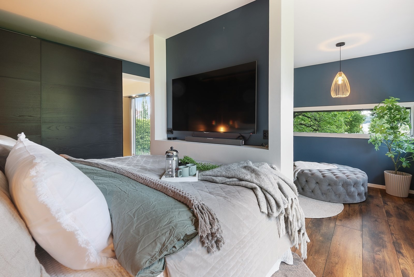 Plass til egen tv på soverommet. Galleribilde