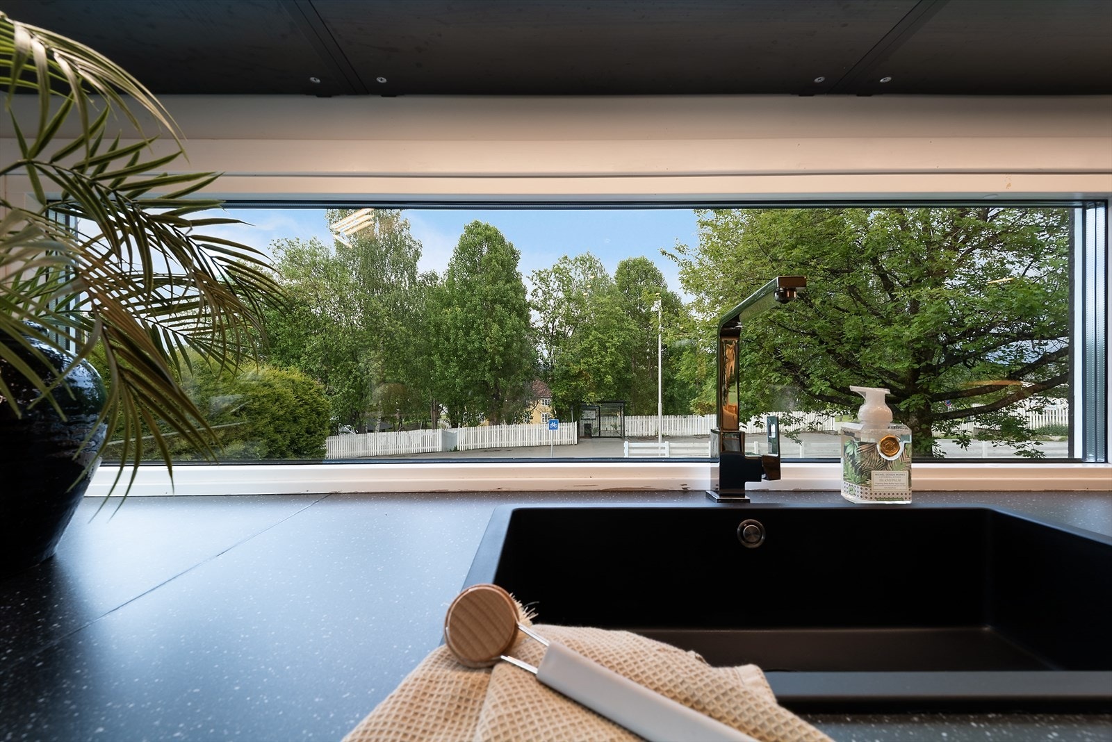 Hyggelig utsyn fra kjøkkenet. Galleribilde