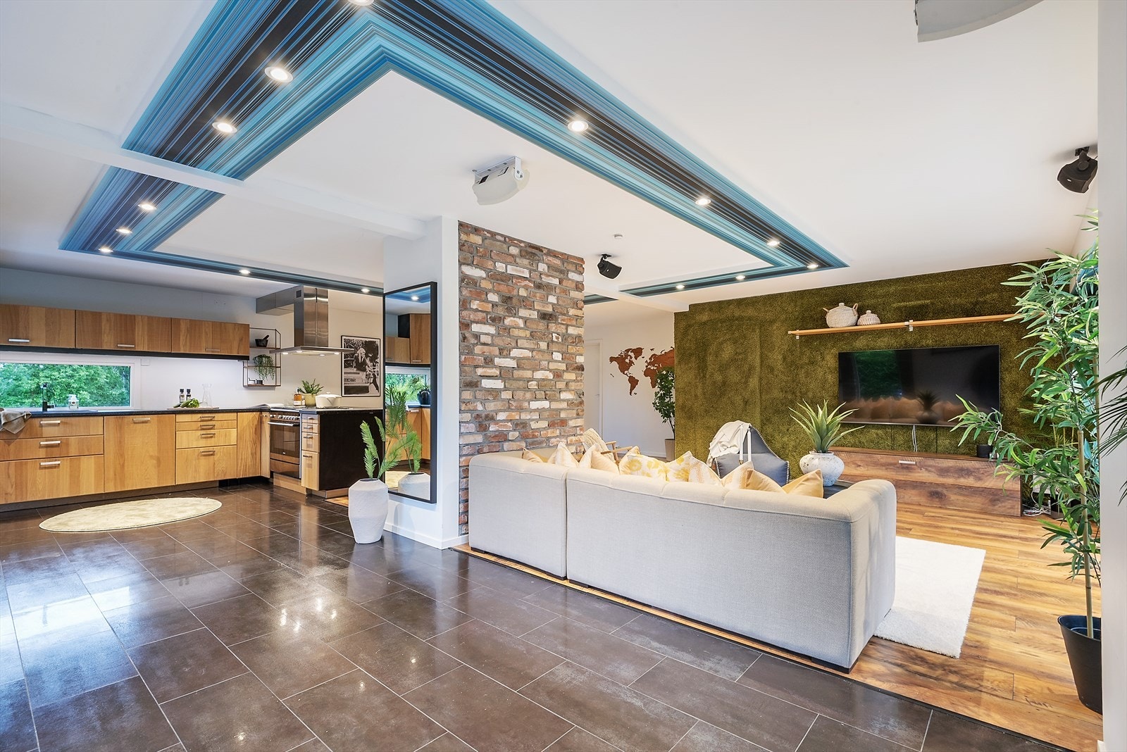 Åpent mellom kjøkken og stue. Galleribilde