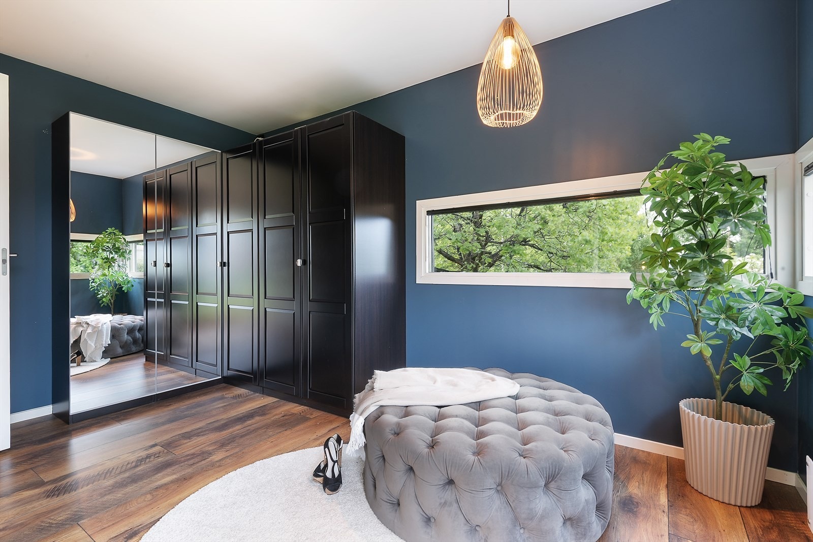 Fin garderobeløsning som del av soverommet. Galleribilde