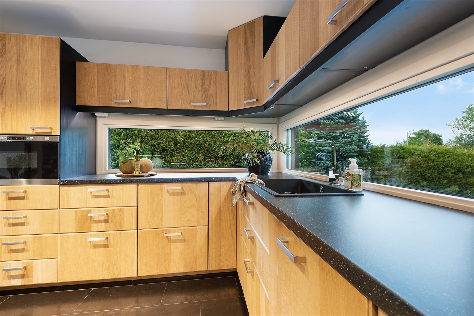 Godt med skap- og benkeplass. Galleribilde